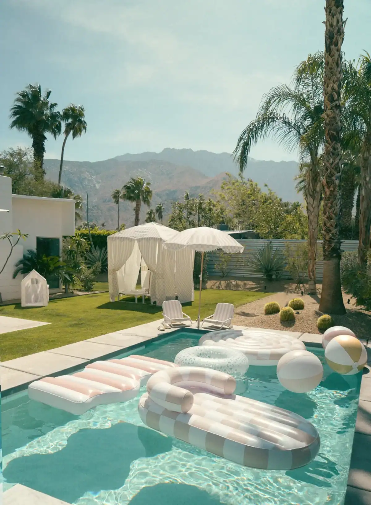 non-toxic beach toys on the pool from Minnidip